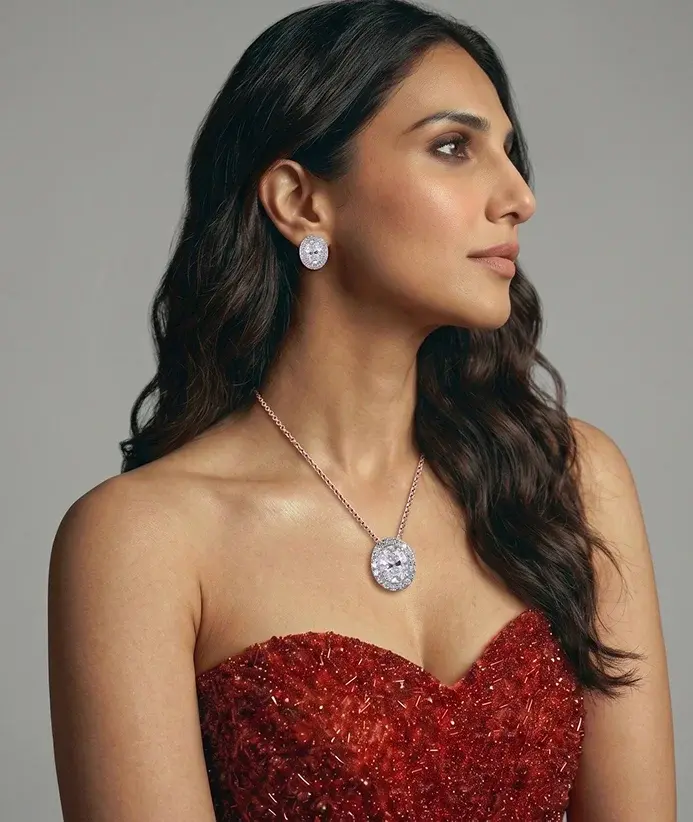 Diamond pendant side profile
