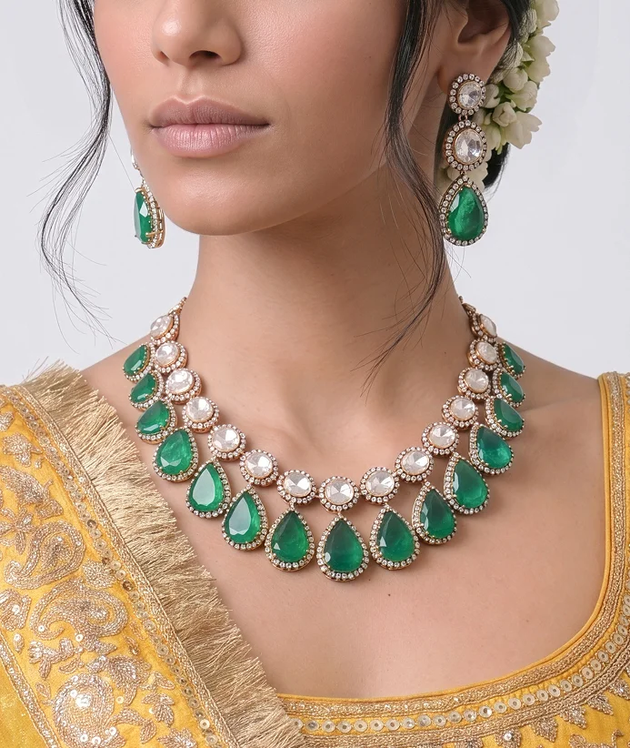 Emerald bridal necklace close-up
